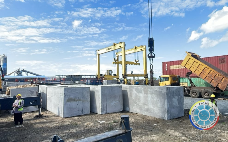 Fabrication des Hollow Block pour la construction du port de Boingoma